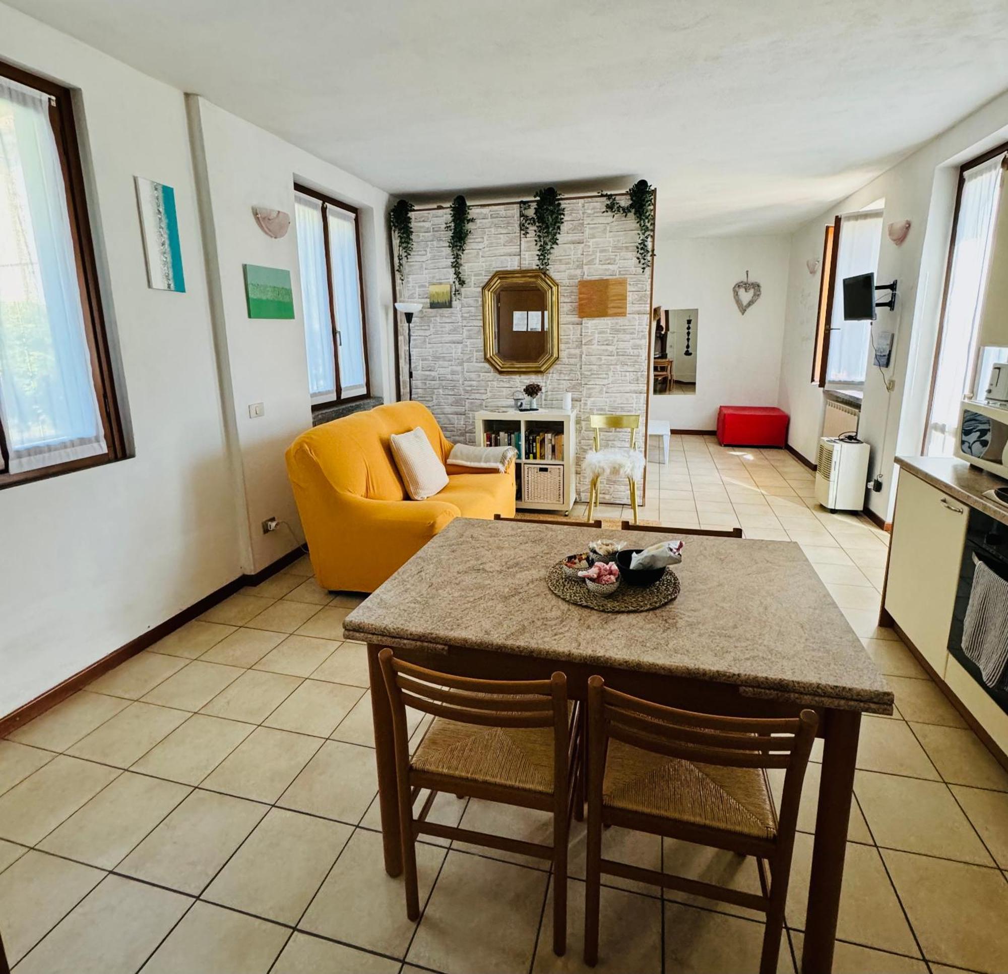Casa Nonna Elide Apartment Besozzo ภายนอก รูปภาพ